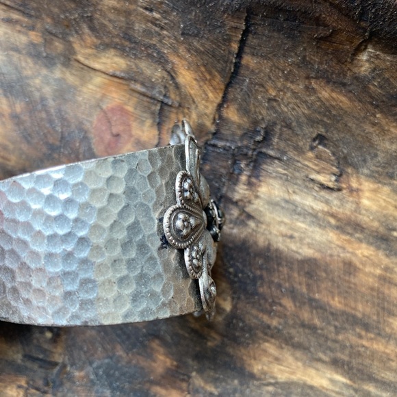 Hammered metal bracelet cuff - Picture 4 of 9